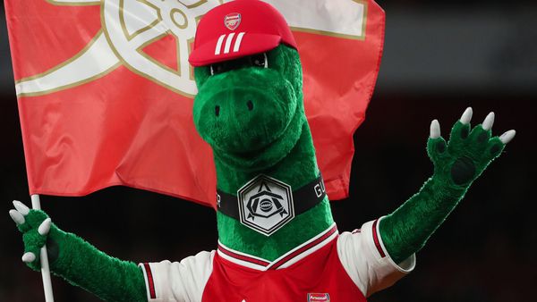 Ozil rescata a la mascota del Arsenal