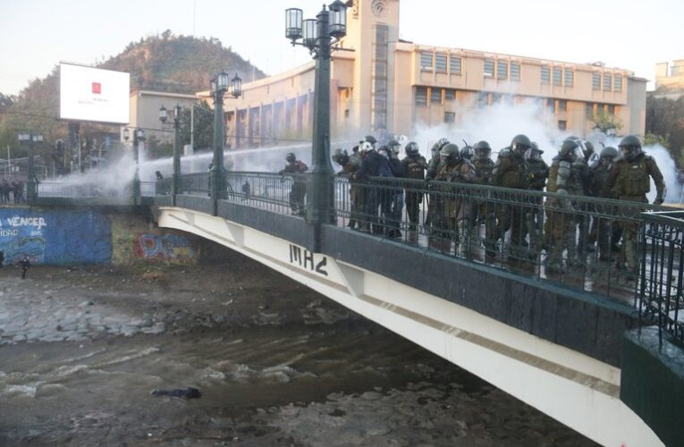 Manifestante cayó de un puente en Chile