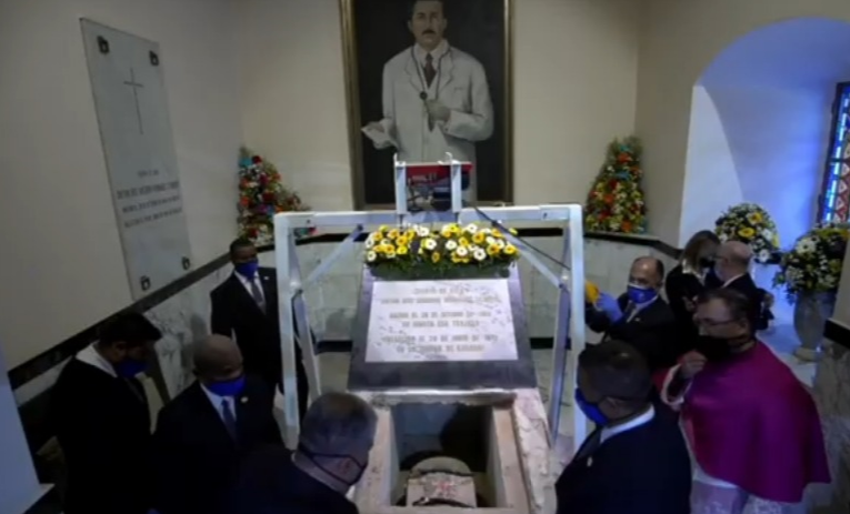 Exhuman restos de José Gregorio Hernández