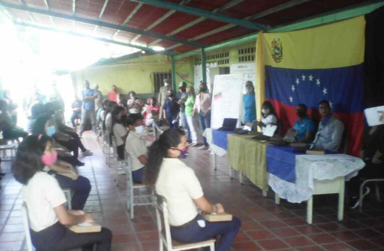 Alumnos del Lorenzo González reciben Canaimas en inicio de clases