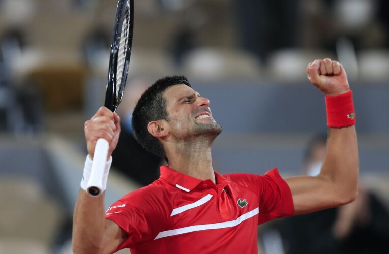 Djokovic lucha para avanzar en Roland Garros