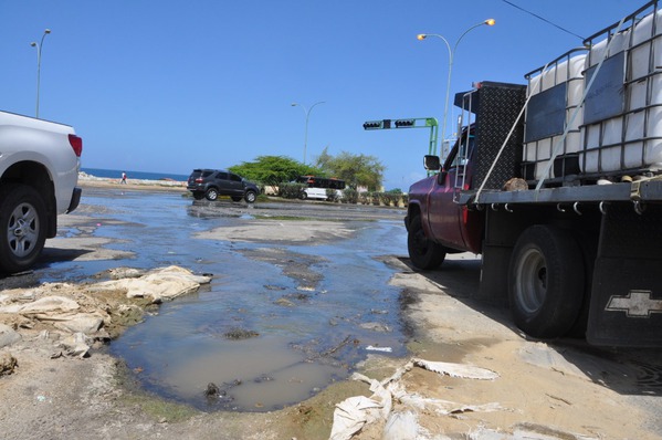 Megabote de aguas servidas colapsa la entrada de Corapal