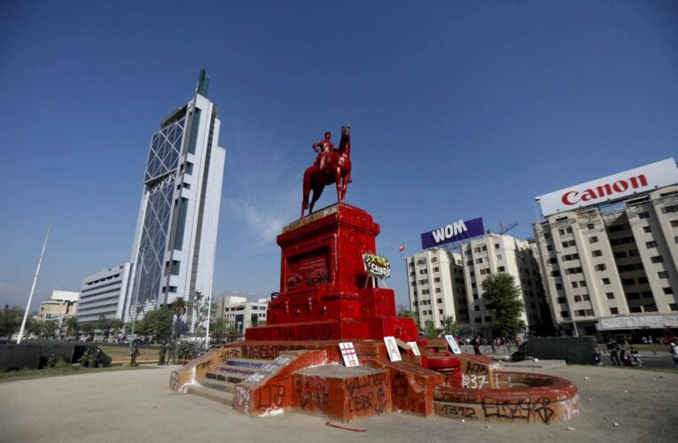 Chile: Pintan de rojo la estatua de Baquedano