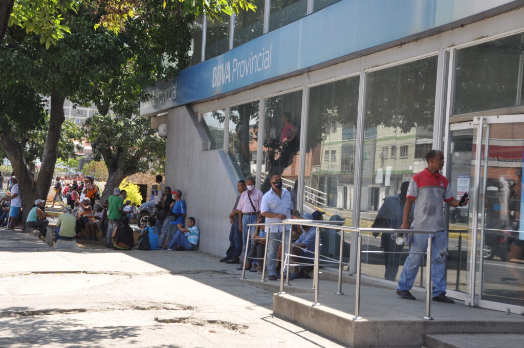 Los bancos se quedaron sin sistema para atender a sus clientes