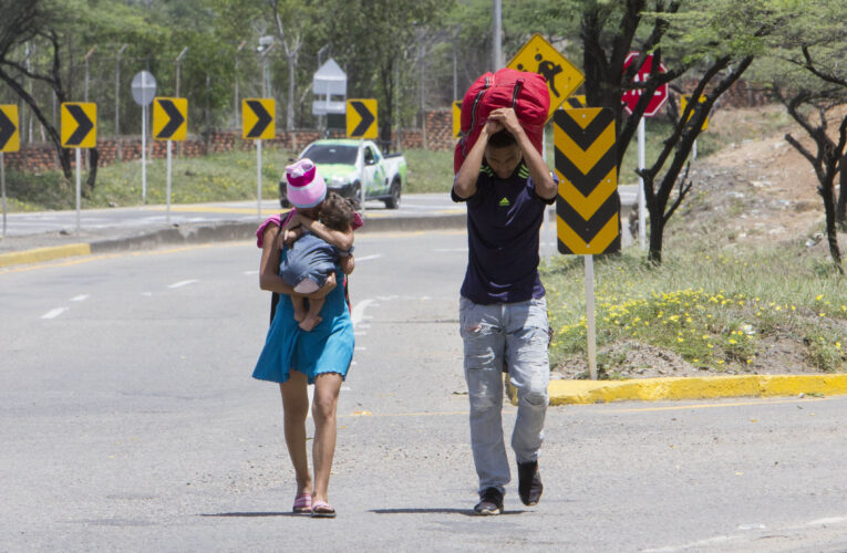 Denuncian que militares y policías roban a migrantes