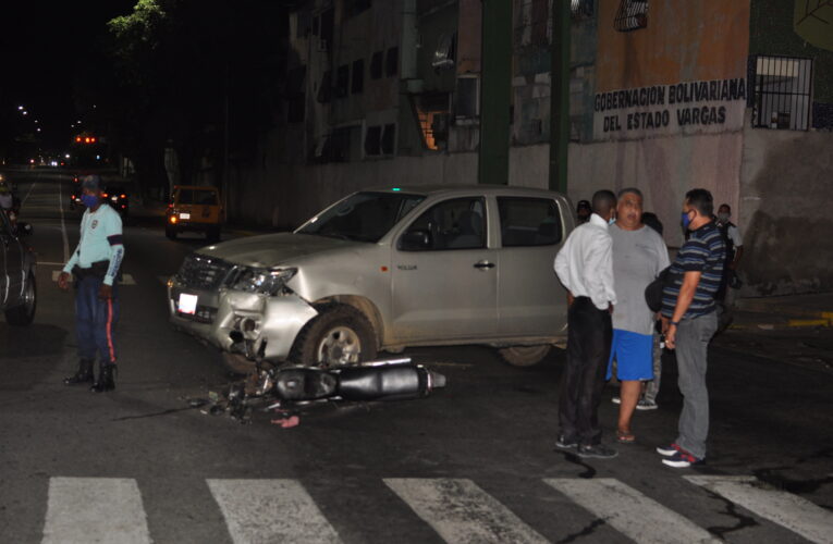 Motorizado se estrelló contra Hilux 