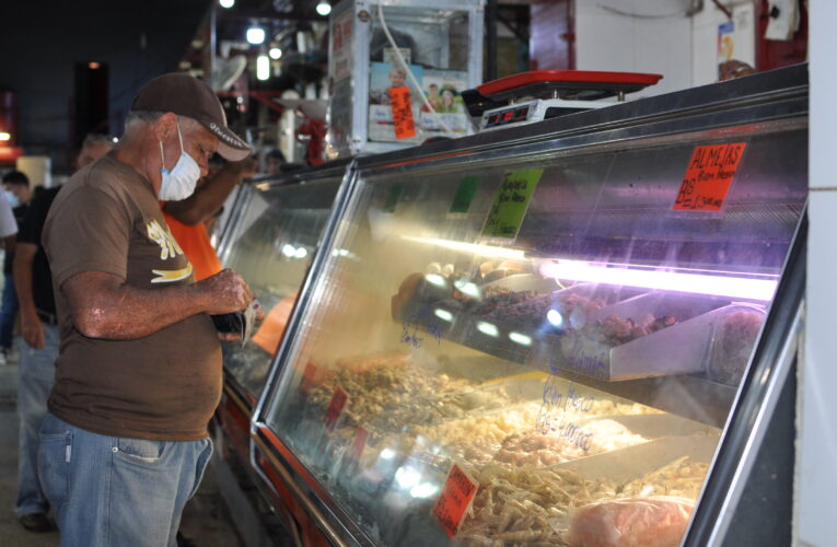 Sardinas se venden como pan caliente en el Muelle Pesquero