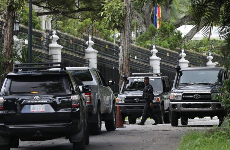 España condena detención de su personal en Caracas