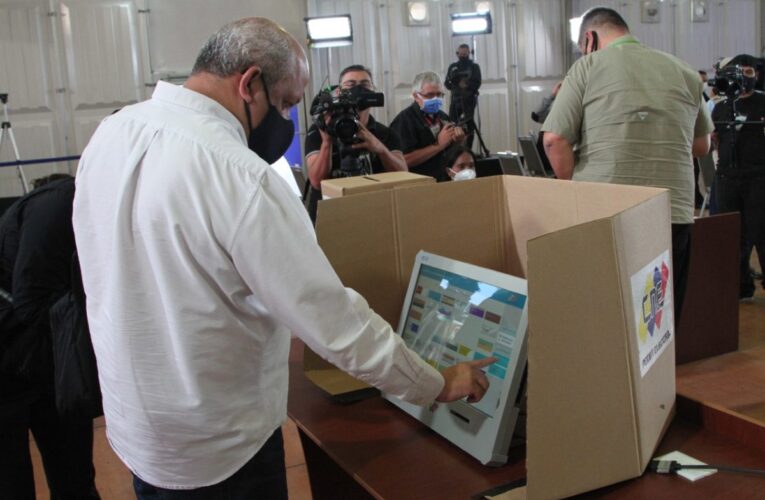 CNE dejará maquinas en los centros de votación