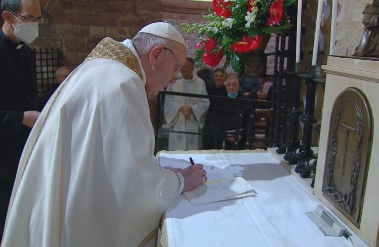 Papa Francisco sale de Roma tras siete meses de confinamiento