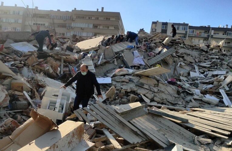 26 muertos y 800 heridos deja sismo en Turquía