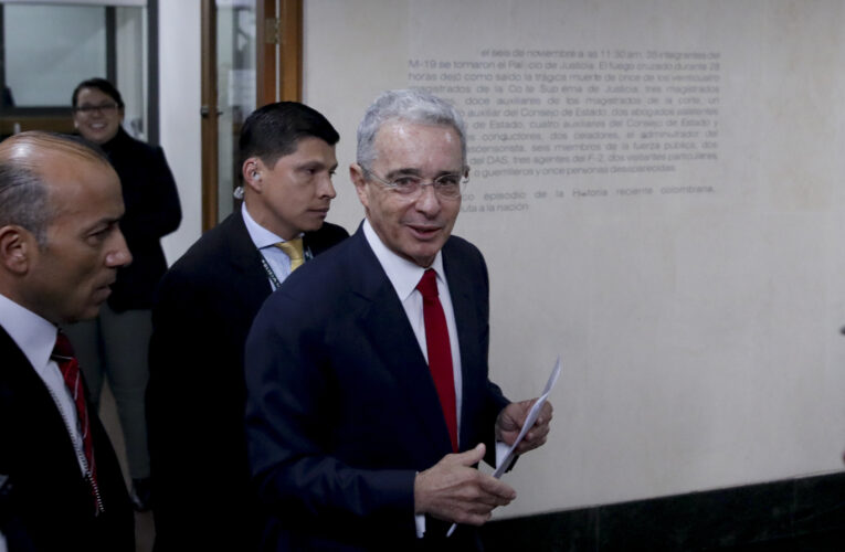 Álvaro Uribe en libertad