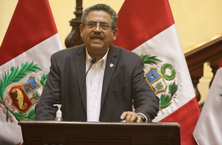 Manuel Merino asume presidencia de Perú