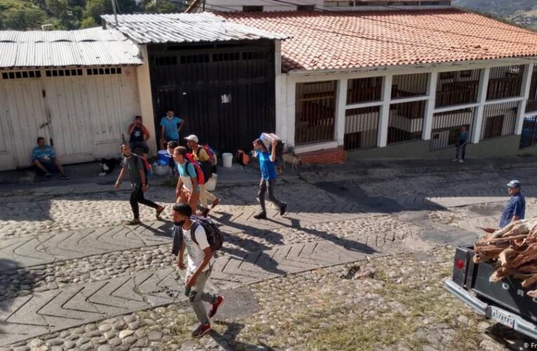 Venezolanos pasan a Colombia por el Arauca
