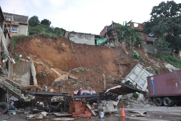 En el aire quedaron 5 viviendas tras caída de muro en Quebrada Seca