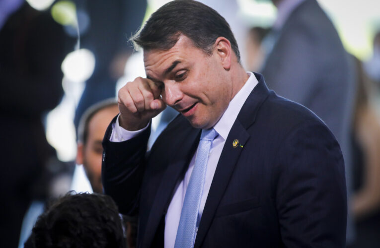 Fiscalía denuncia a hijo de Bolsonaro por corrupción