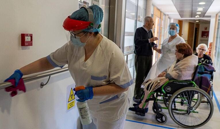 Con pruebas de antígenos controlan visitas a geriátricos en Alemania