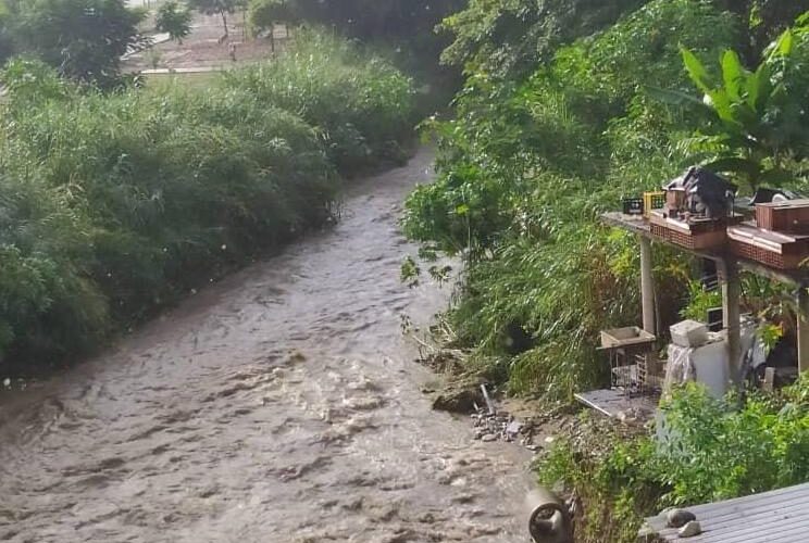 Se desbordó el río El Ingenio en Guatire