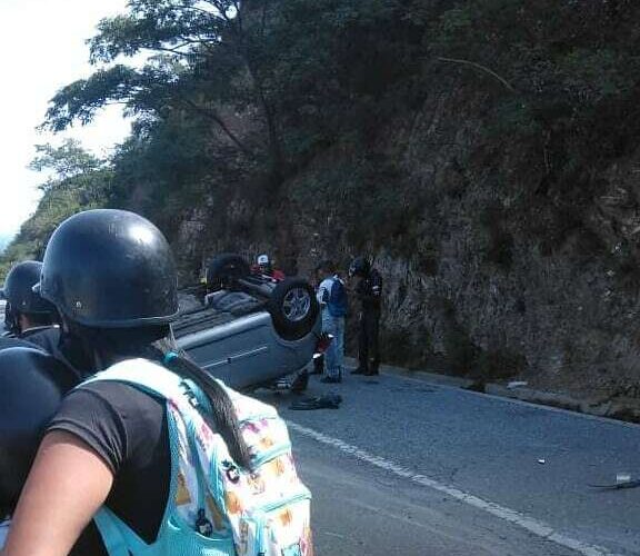 Dos heridos dejó vuelco en la Caracas-La Guaira