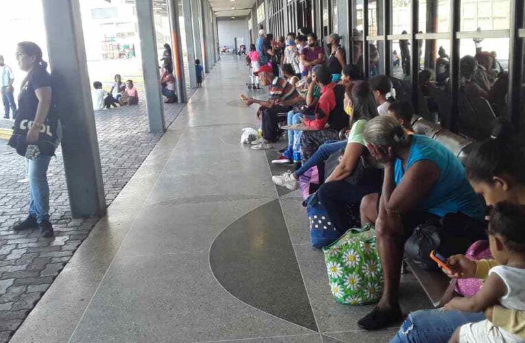 Hasta 4 horas esperan por un bus en Carayaca