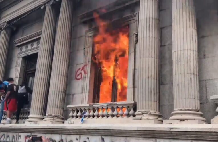 Manifestantes incendian Congreso de Guatemala
