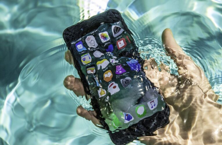 Multan a Apple por mentir sobre resistencia al agua de sus celulares