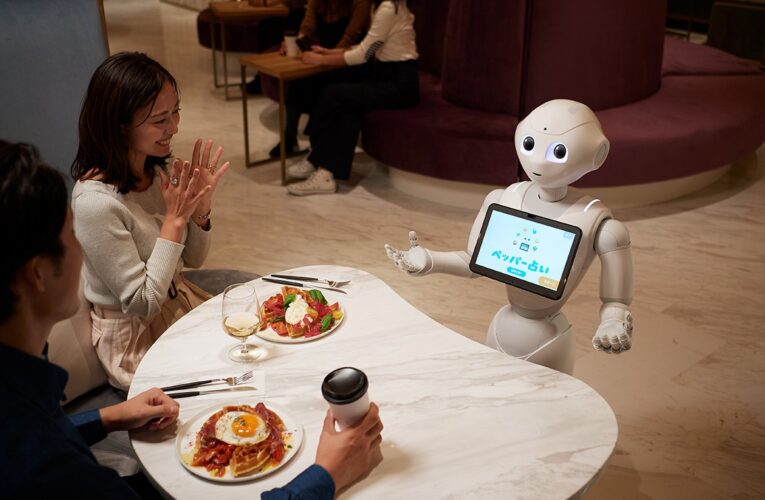 Japón ensaya con robots camareros para evitar el contagio