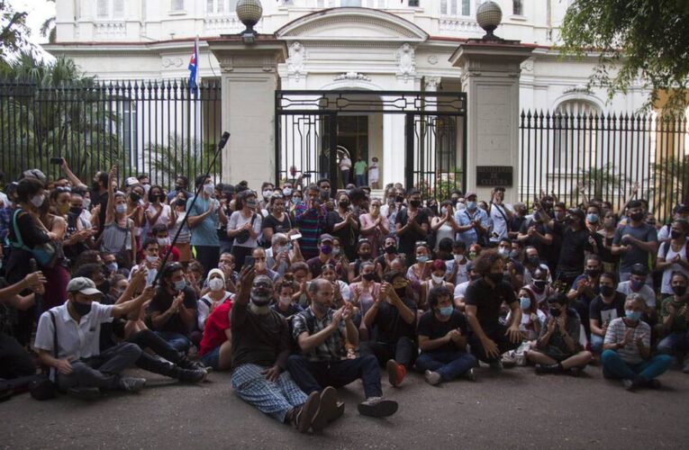 Protesta en Cuba: Artistas piden cese a la represión