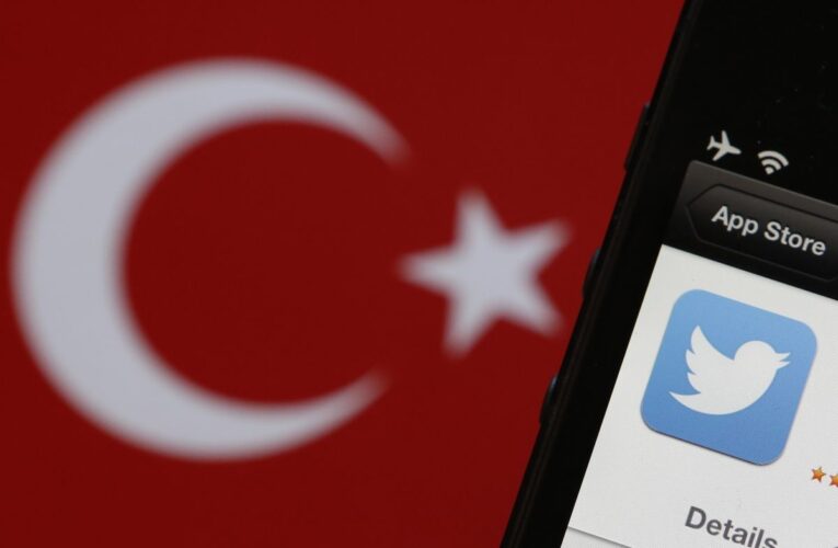 Turquía impone multas millonarias a redes sociales
