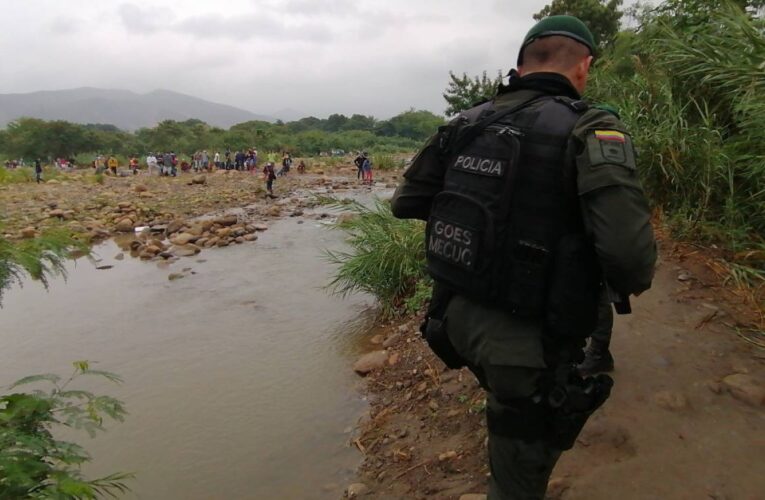 Sorprenden a 120 venezolanos ingresando a Colombia por trochas