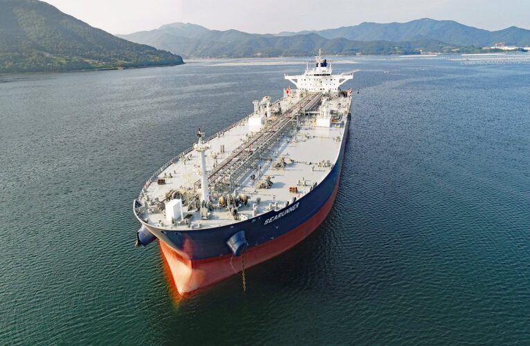 Irán manda buques con gasolina
