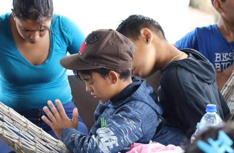 Exigen reunificación familiar para niños deportados en noviembre