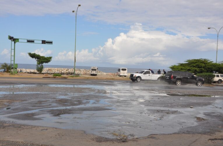 Colapsan las aguas negras en la avenida La Playa