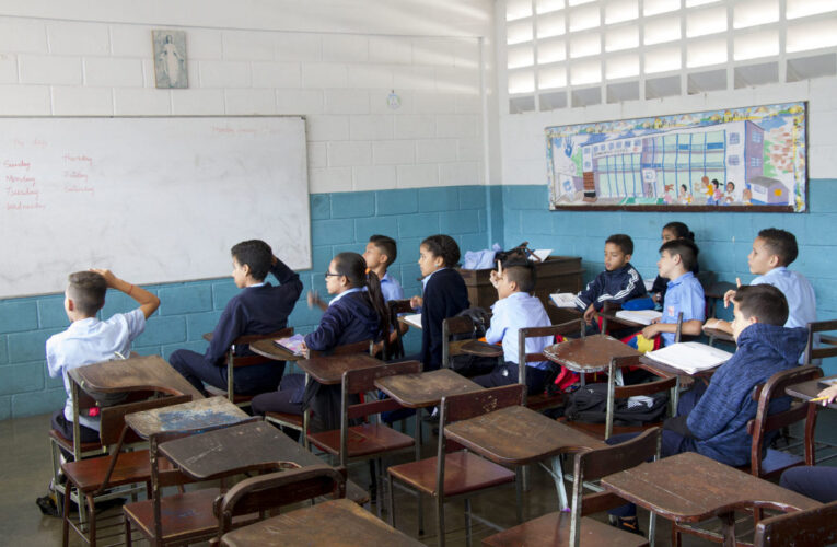 Colegios privados piden reiniciar clases semipresenciales en enero