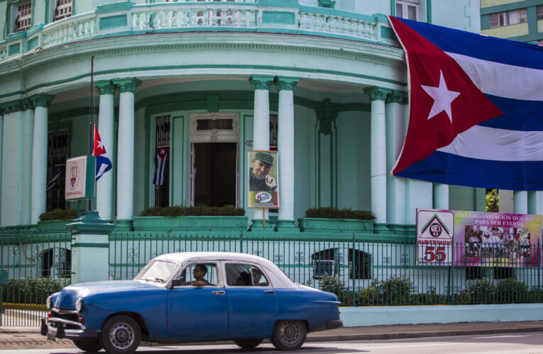 Cuba devalúa y aumenta el sueldo mínimo a 87 dólares