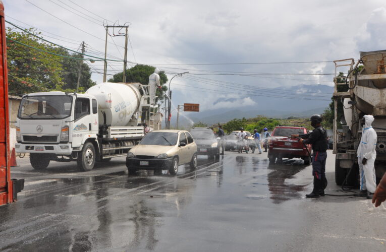 Desinfectan vehículos en Catia la Mar