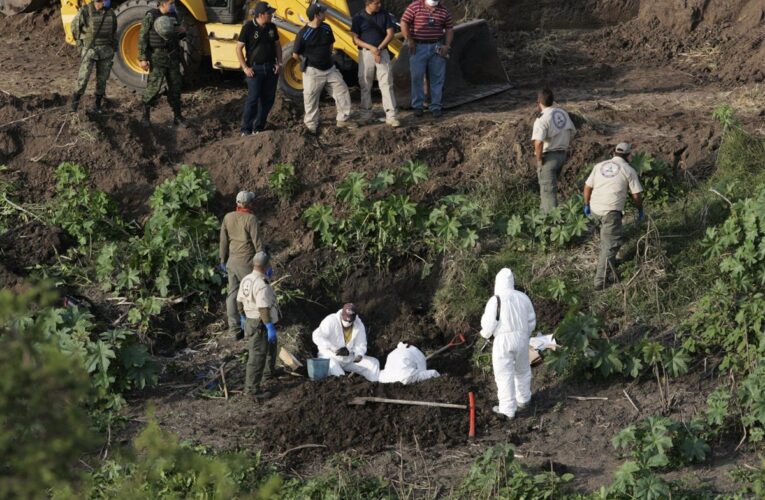 Encuentran 131 cadáveres en fosa en México