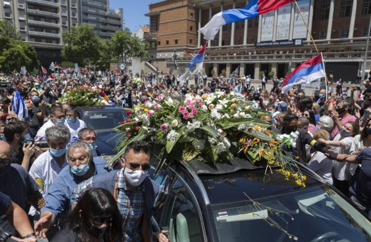 Miles de uruguayos despidieron al ex presidente Tabaré Vázquez