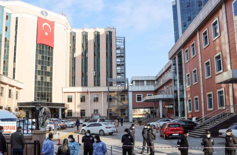 Mueren 8 pacientes con covid en incendio de hospital en Turquía