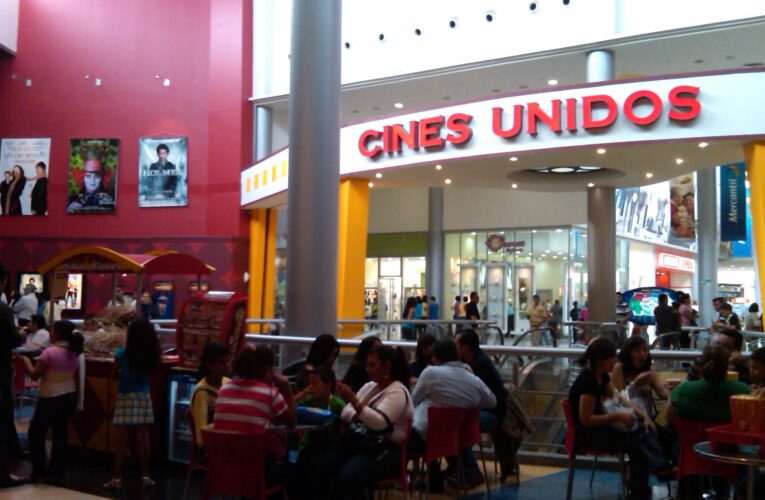 Centros Comerciales esperan reapertura de cines