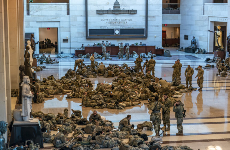 Guardia Nacional de EEUU duerme en los pasillos del Capitolio