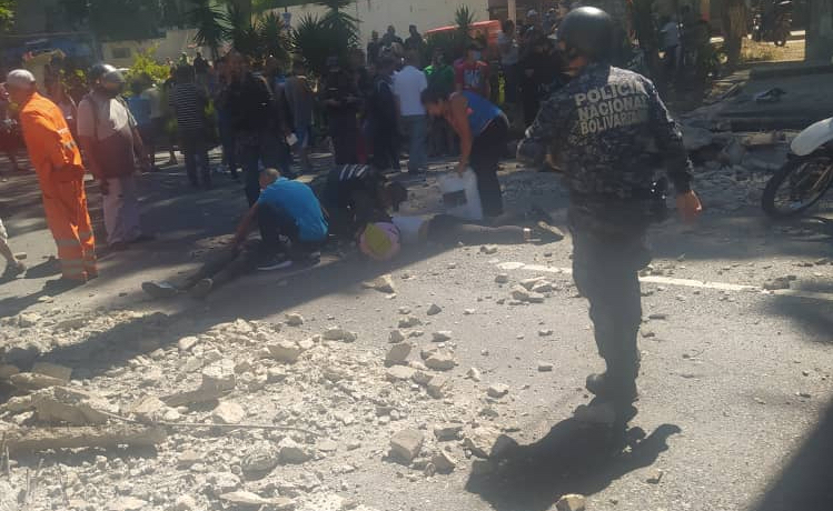 Un muerto y 3 heridos al colapsar pasarela en la Francisco Fajardo