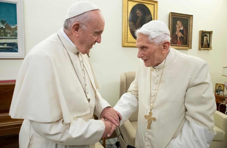 Papas Francisco y Benedicto XVI fueron vacunados
