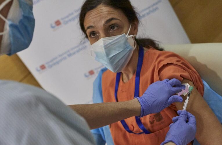 Madrid deja de vacunar a personal de salud de primera línea