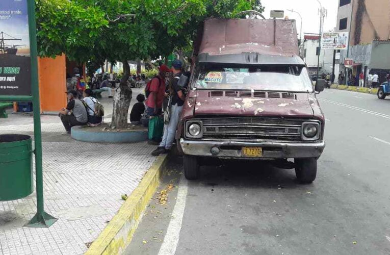 Huecos y escasez de gasolina deja a Canaima con 2 buses