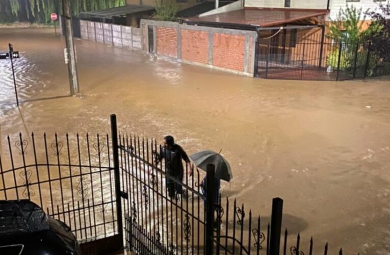 Lluvias causa apagones y derrumbes en Chile