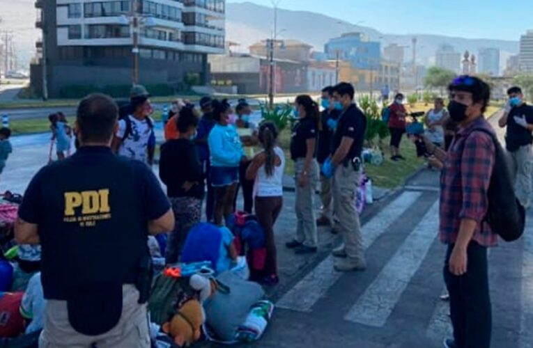 Desalojaron a 59 venezolanos que vivían en una playa en Chile