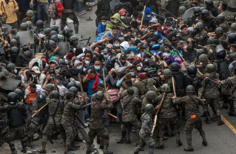 Policía frena caravana de migrantes en Guatemala