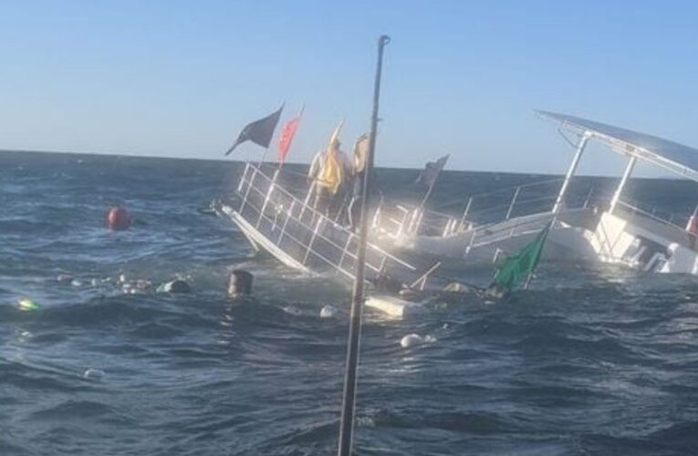 Se hundió barco con 60 turistas en México