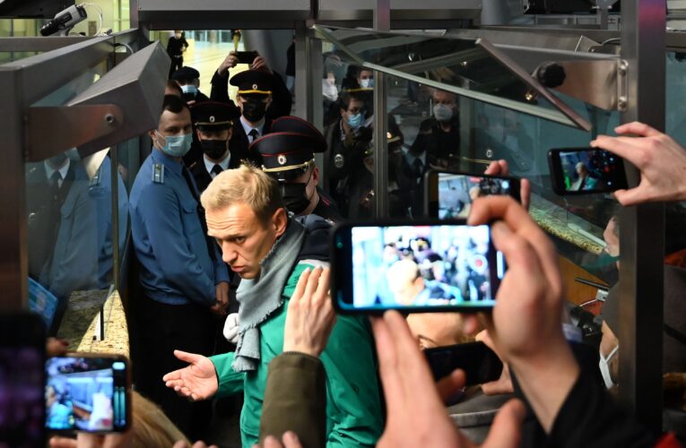 Detienen a opositor Navalny apenas pisa Moscú